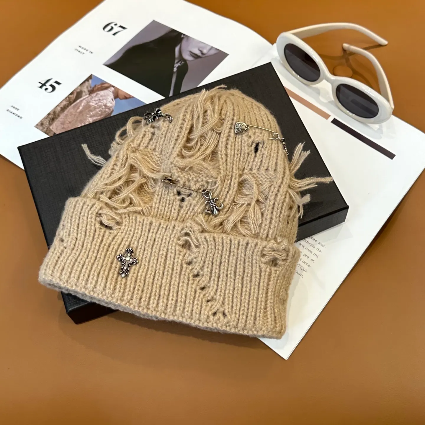 P60 🤍Chrome hearts new autumn and winter cross knitted hat🧶 One of the must-have hats in autumn and winter~ It really looks good on whoever wears it~, it is also a perfect match in black and white and gray in autumn~